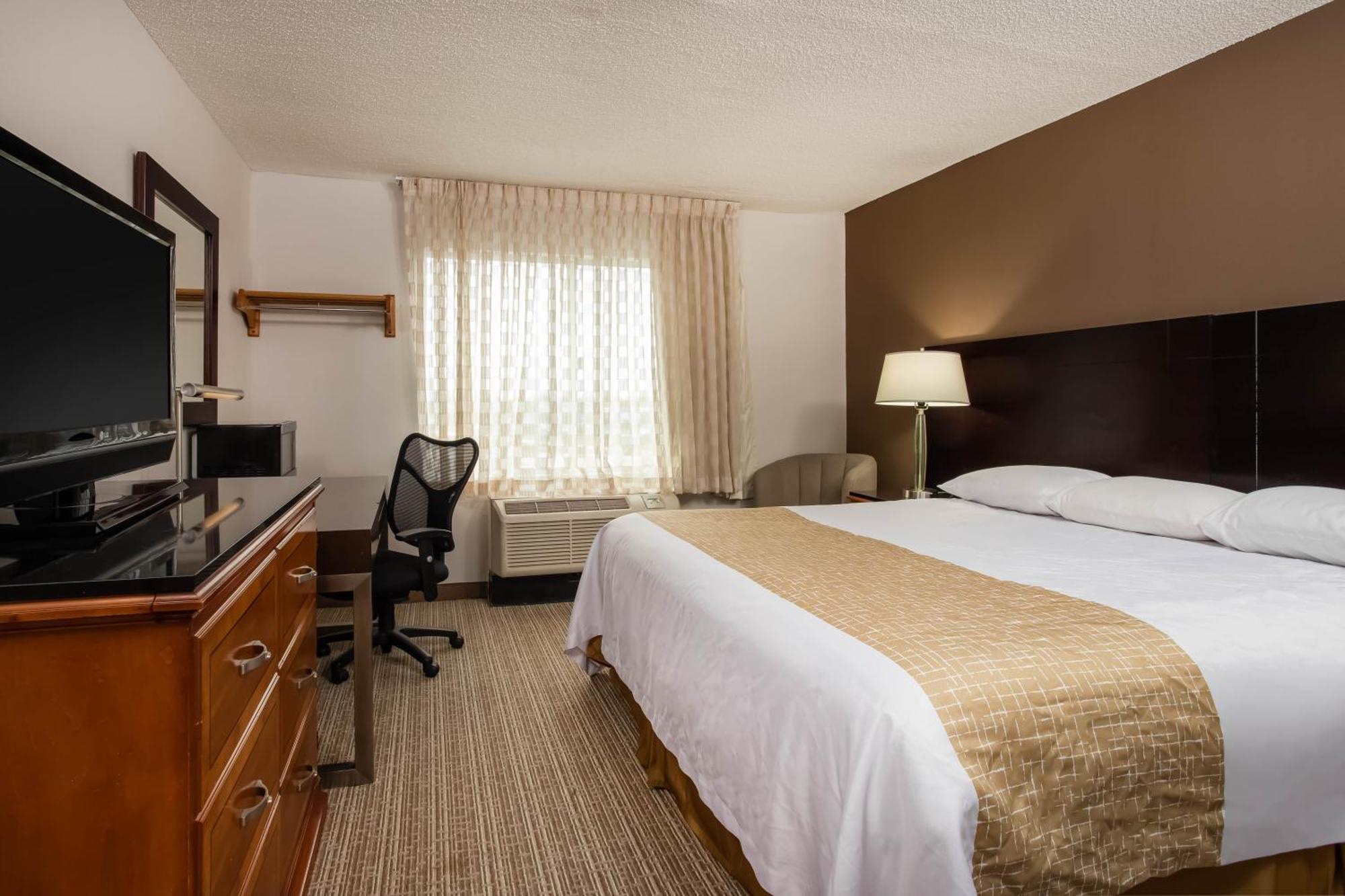 Travelodge By Wyndham Fort Wayne North Exterior photo